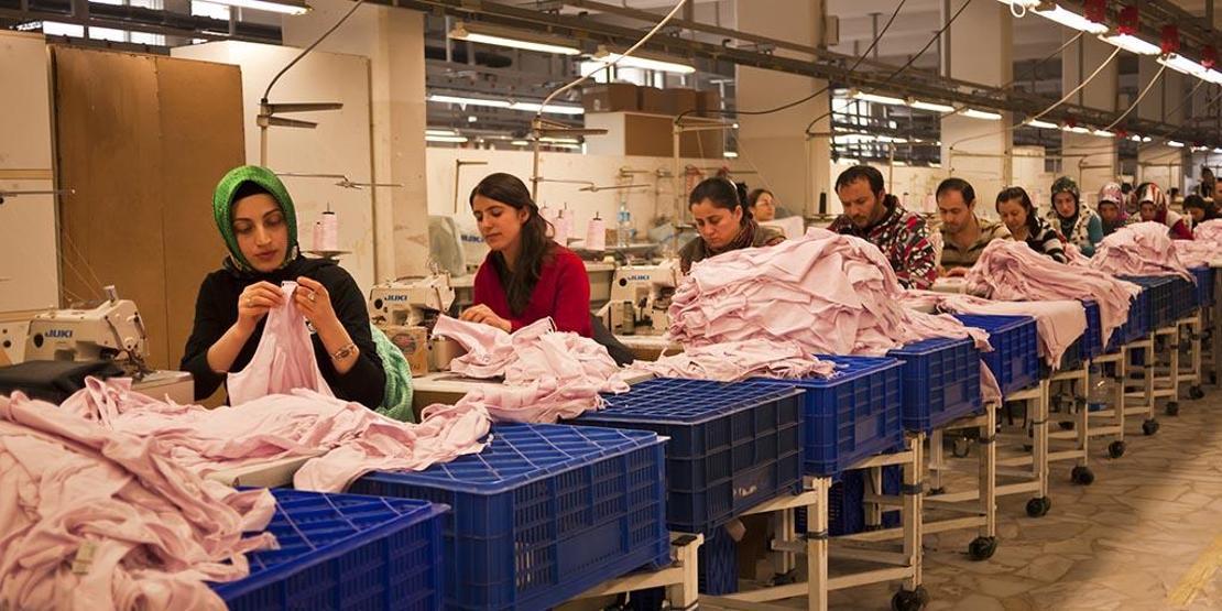 Kadınlar günde 4 saat 40 dakika fazla çalışıyor, 2.5 kat az kazanıyor