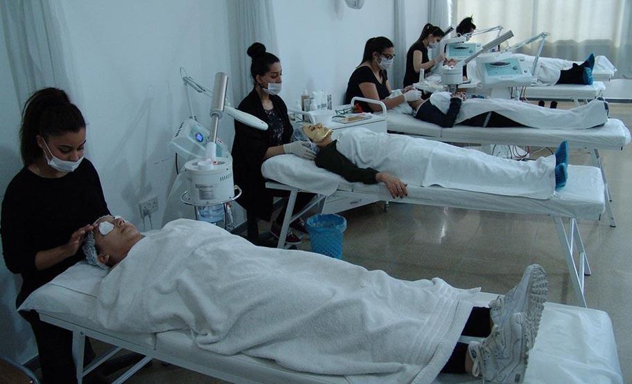 Kadınlar günde 4 saat 40 dakika fazla çalışıyor, 2.5 kat az kazanıyor
