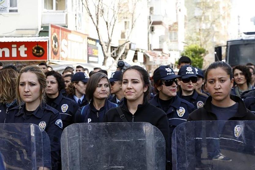 Kadınlar günde 4 saat 40 dakika fazla çalışıyor, 2.5 kat az kazanıyor