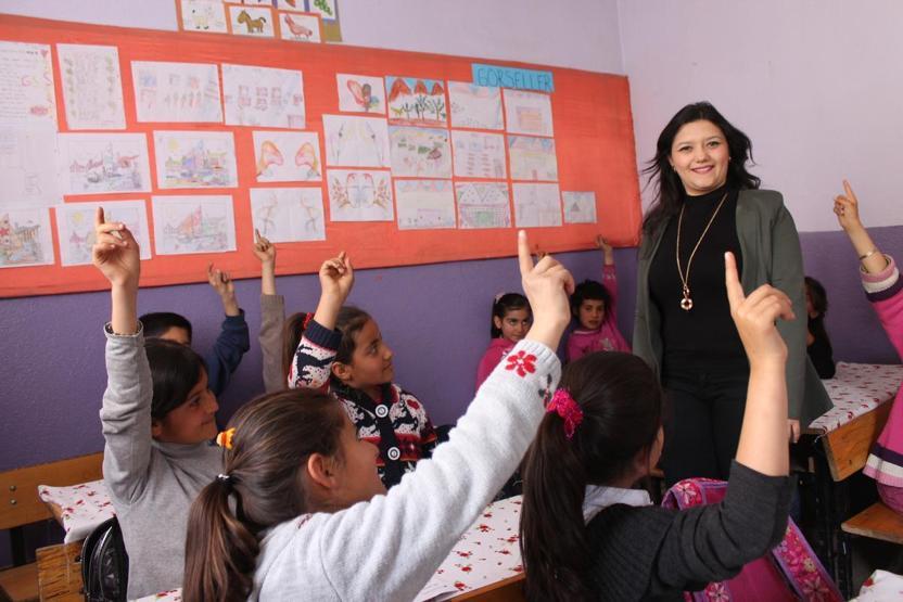 Kadınlar günde 4 saat 40 dakika fazla çalışıyor, 2.5 kat az kazanıyor