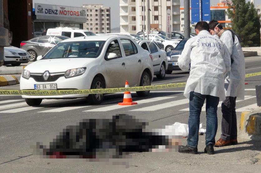 Yolun karşısına geçmeye çalışırken feci şekilde can verdi