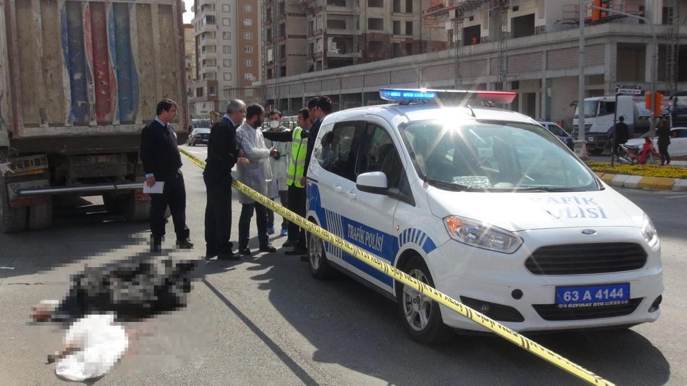 Yolun karşısına geçmeye çalışırken feci şekilde can verdi