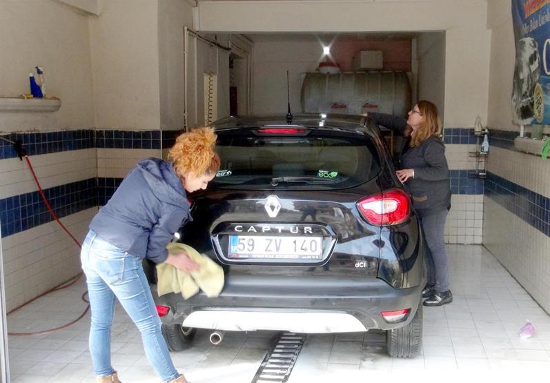 Tekirdağın kadın oto yıkamacıları