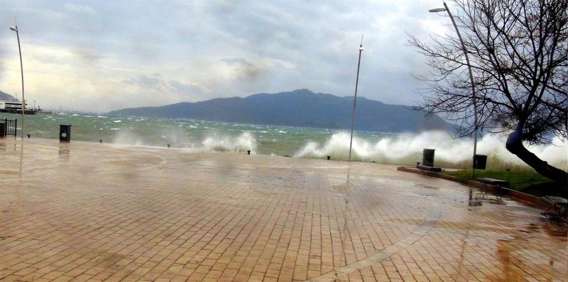 Marmariste hava 17 derece soğudu, dalgalar 4 metreyi buldu