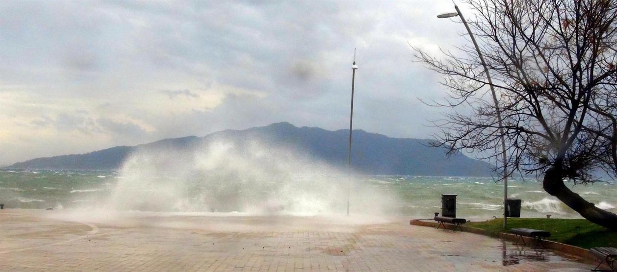 Marmariste hava 17 derece soğudu, dalgalar 4 metreyi buldu