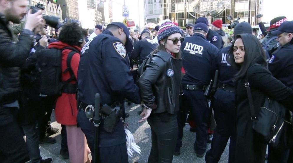 New Yorkta kadınlara kelepçe