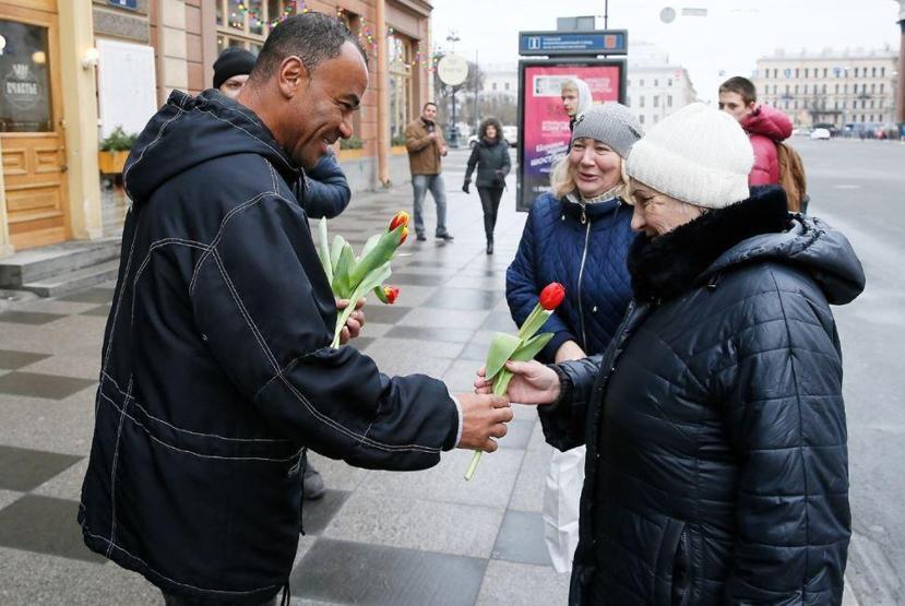 Cafu sokaklarda çiçek dağıttı