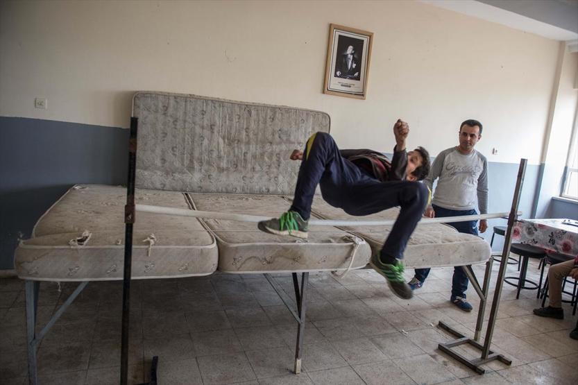 Sünger dolu havuzdan sonra şimdi de eski yataklarla yüksek atlama