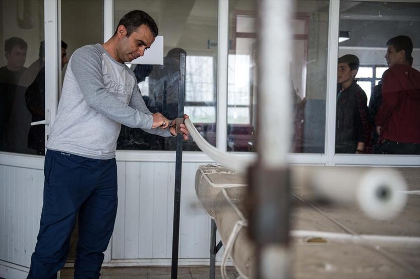 Sünger dolu havuzdan sonra şimdi de eski yataklarla yüksek atlama