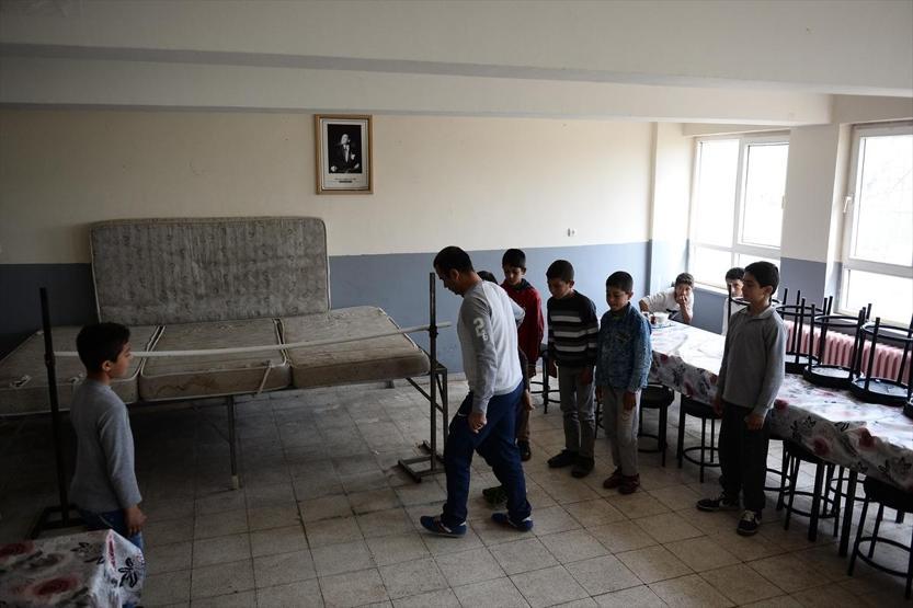 Sünger dolu havuzdan sonra şimdi de eski yataklarla yüksek atlama