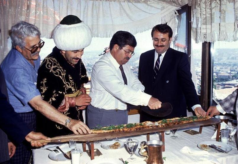 Turgut Özalın danışmanının oğlu kendini yakmaya kalktı