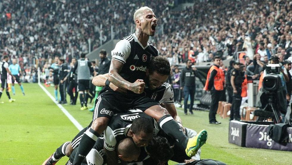Atina İzmir Marşıyla sallandı