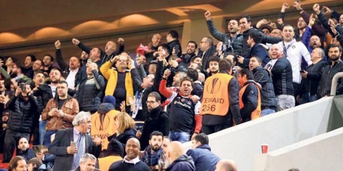 Atina İzmir Marşıyla sallandı