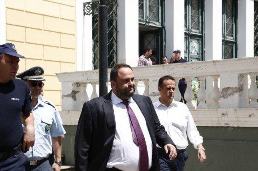 Olympiakos başkanı hışımla soyunma odasına indi