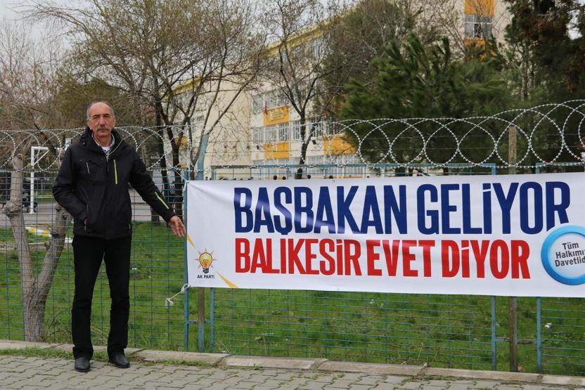 Balıkesirde okul duvarına asılan Evet afişine tepki