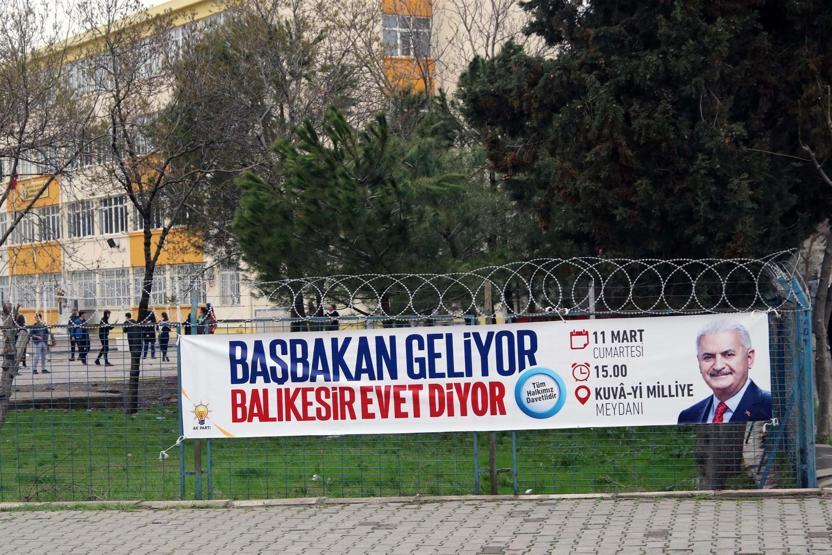Balıkesirde okul duvarına asılan Evet afişine tepki