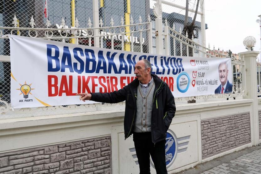 Balıkesirde okul duvarına asılan Evet afişine tepki