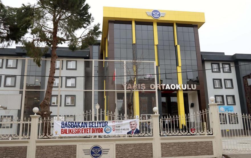 Balıkesirde okul duvarına asılan Evet afişine tepki