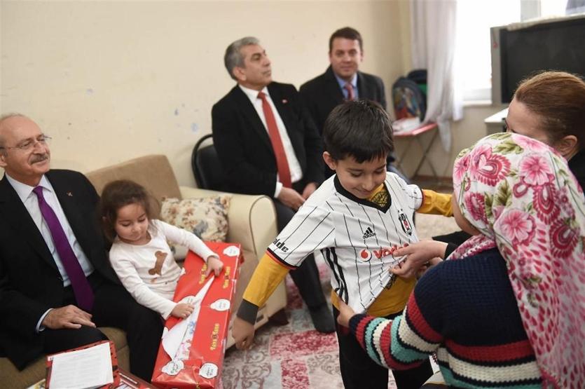 Kılıçdaroğlu kendisine mektup yazan çocuğu ziyaret etti