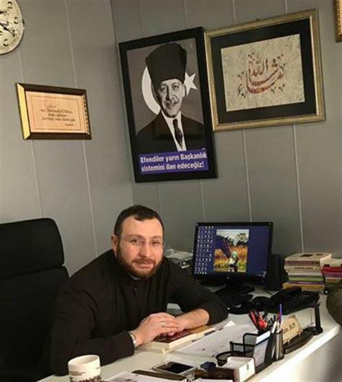 Atatürkün yerine Cumhurbaşkanı Erdoğanın fotoğrafını yerleştirdi, sözlerini değiştirdi