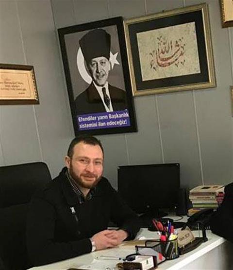 Atatürkün yerine Cumhurbaşkanı Erdoğanın fotoğrafını yerleştirdi, sözlerini değiştirdi