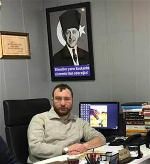 Atatürkün yerine Cumhurbaşkanı Erdoğanın fotoğrafını yerleştirdi, sözlerini değiştirdi