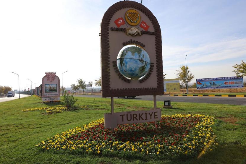 Gaziantepte Hollanda tepkisi: Tabelası depoya kaldırıldı