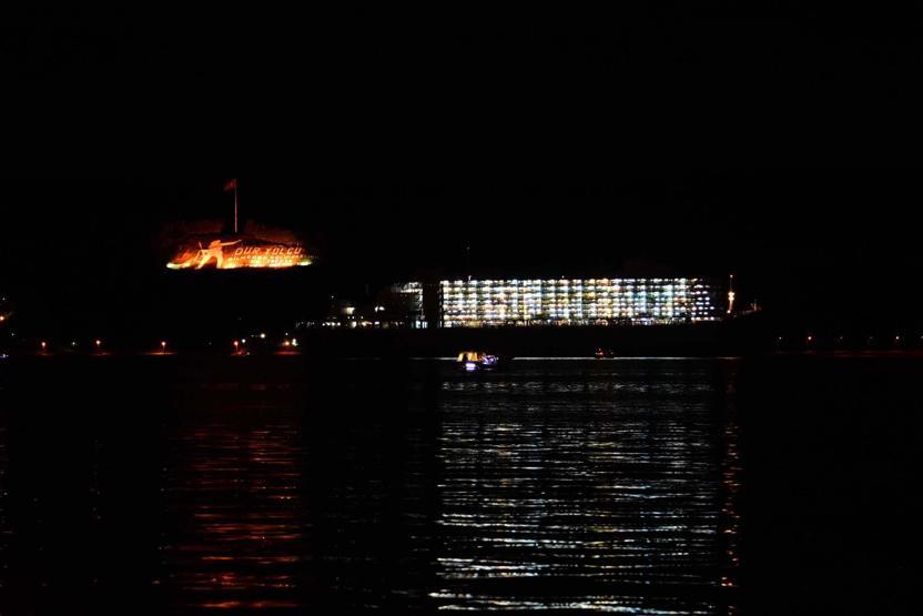 Dev gemi Çanakkaleyi geçemedi, Dur Yolcu yazısının önünde kaldı