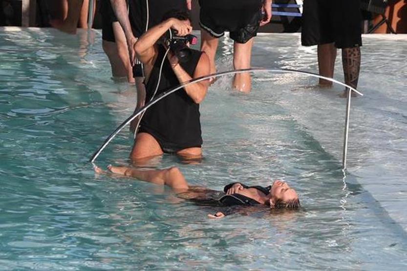 Candice Swanepoel’den emzirme molası