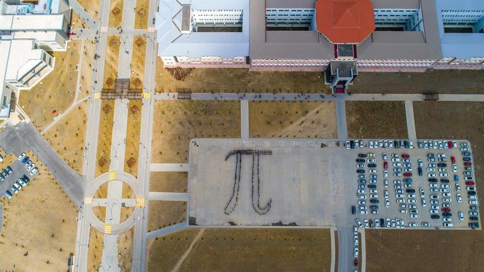 200 üniversiteli Pi yazdı, drone ile böyle görüntülendi