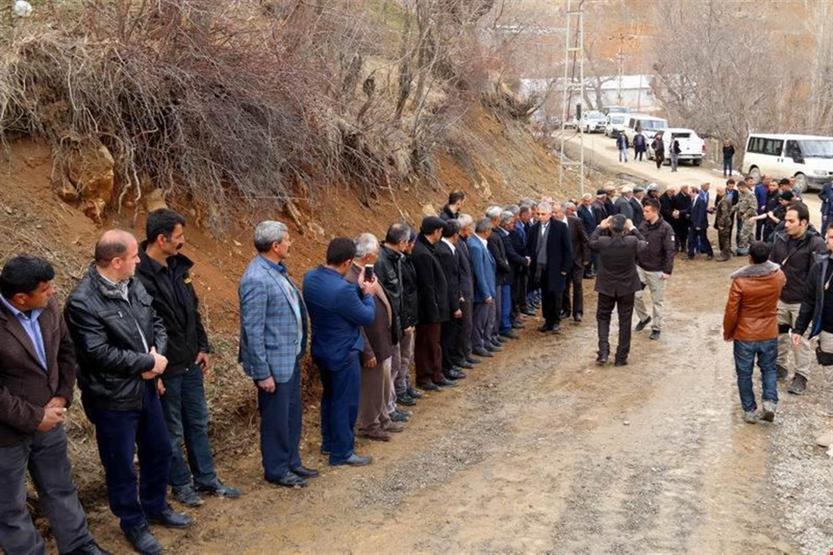 Hakkarililer Valiyi Türk bayraklarıyla sıra olup karşıladı