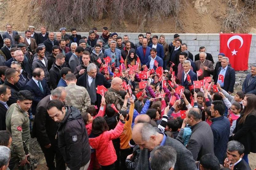 Hakkarililer Valiyi Türk bayraklarıyla sıra olup karşıladı
