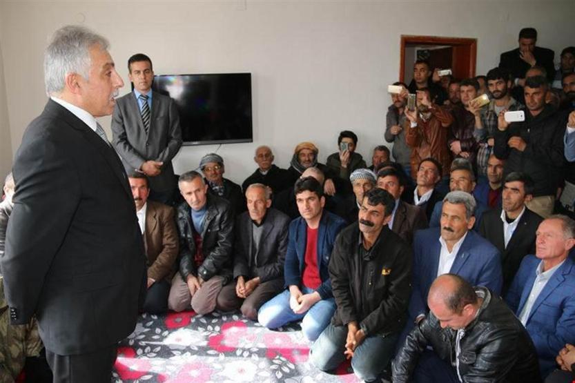 Hakkarililer Valiyi Türk bayraklarıyla sıra olup karşıladı