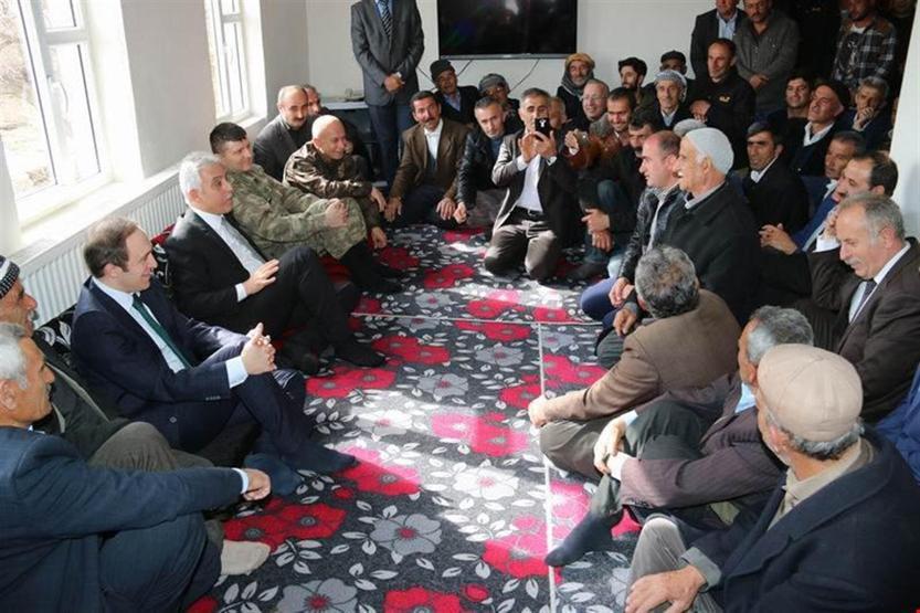 Hakkarililer Valiyi Türk bayraklarıyla sıra olup karşıladı