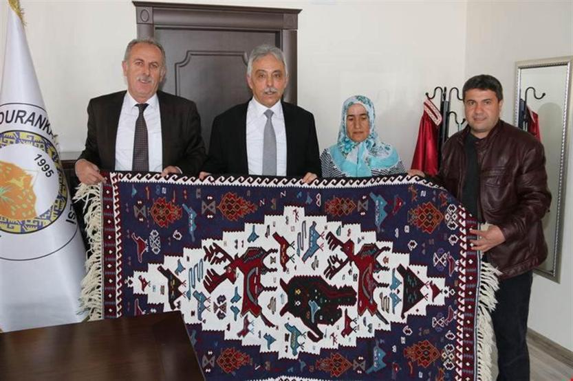 Hakkarililer Valiyi Türk bayraklarıyla sıra olup karşıladı