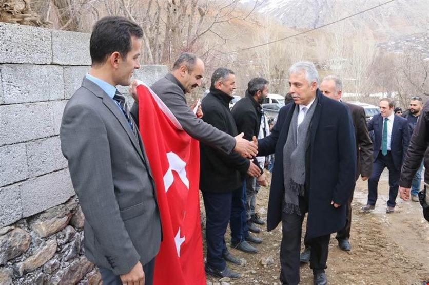 Hakkarililer Valiyi Türk bayraklarıyla sıra olup karşıladı