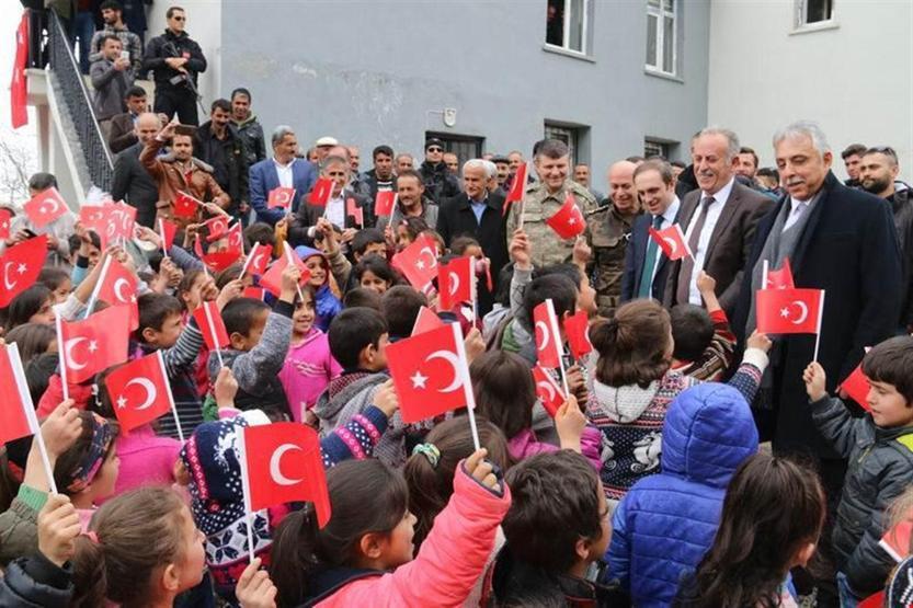 Hakkarililer Valiyi Türk bayraklarıyla sıra olup karşıladı