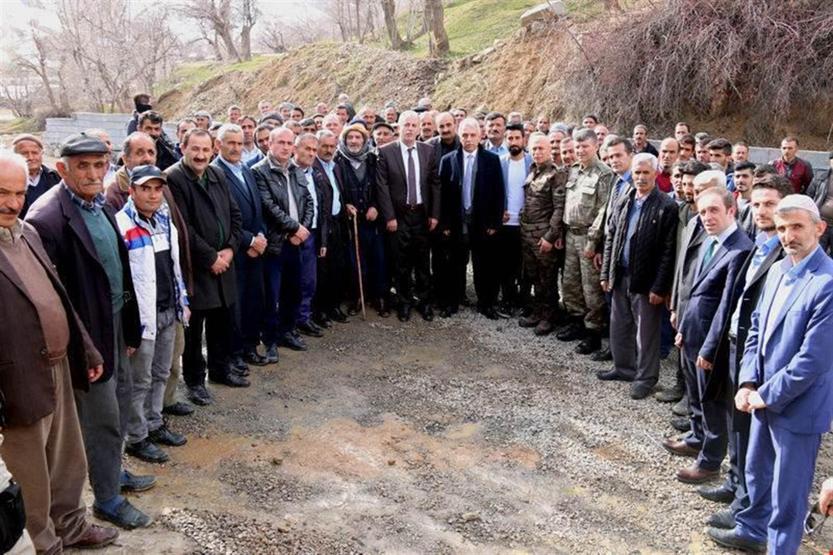 Hakkarililer Valiyi Türk bayraklarıyla sıra olup karşıladı