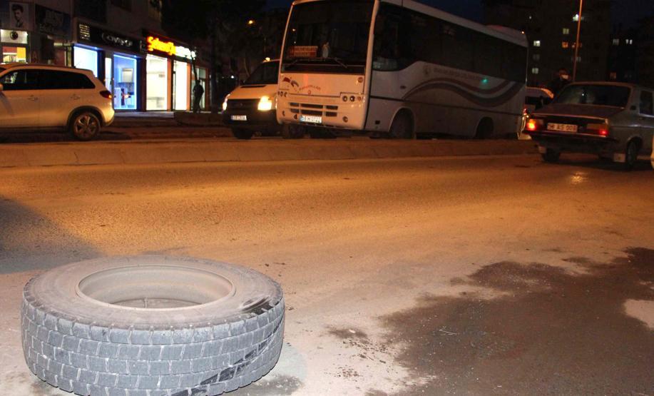 Korku dolu anlar... Halk otobüsünün tekerleği çıktı