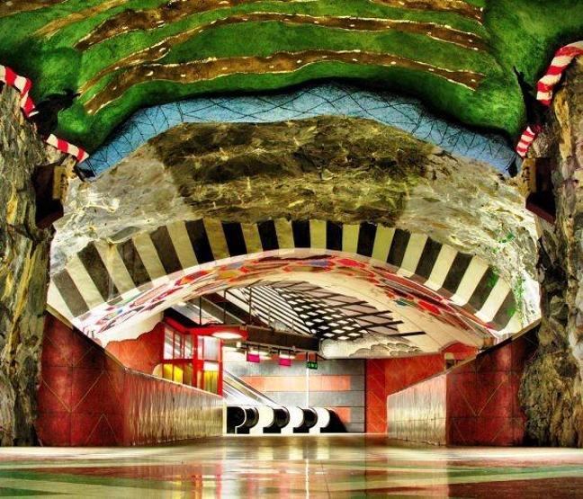 Film seti veya sergi salonu değil, metro istasyonu