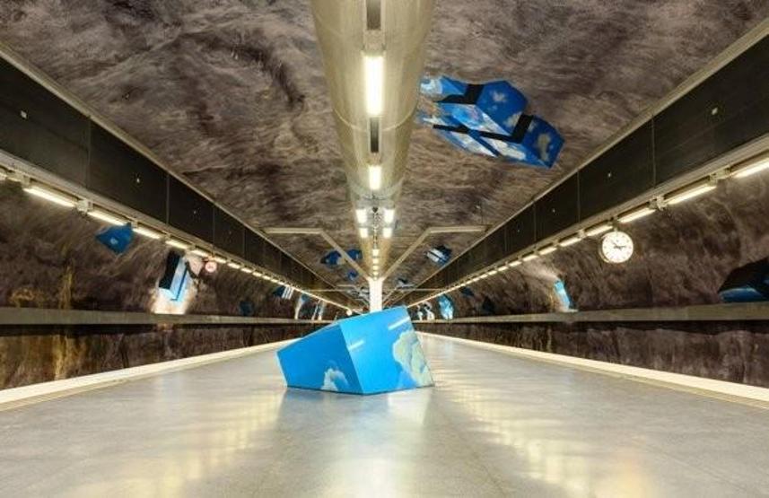 Film seti veya sergi salonu değil, metro istasyonu