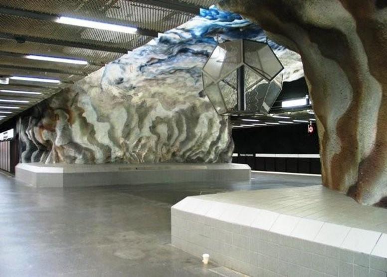 Film seti veya sergi salonu değil, metro istasyonu