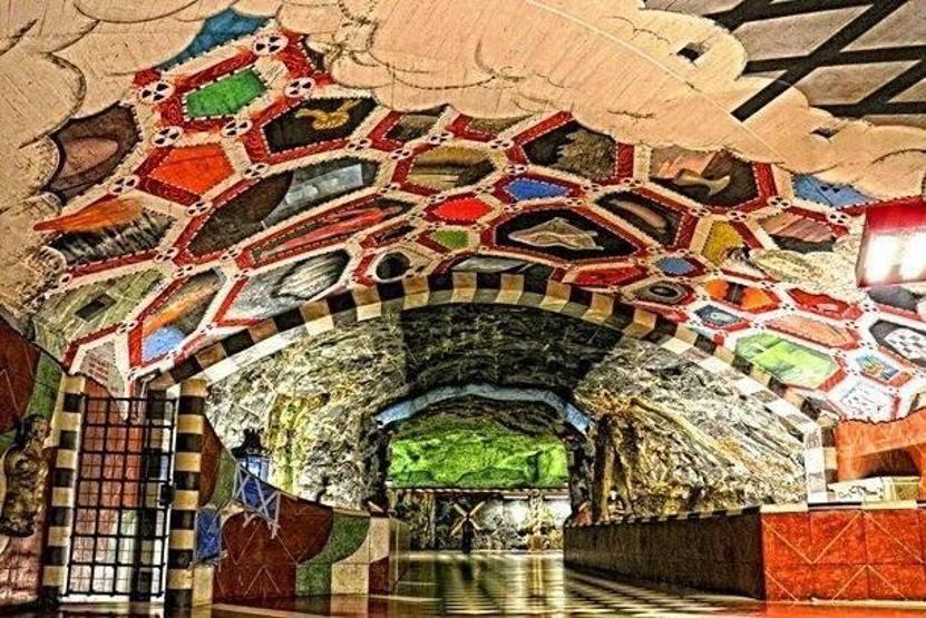 Film seti veya sergi salonu değil, metro istasyonu
