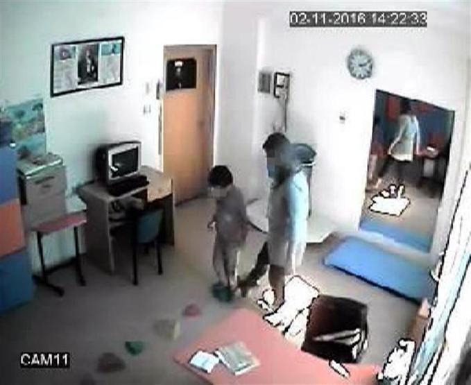 Otizmli öğrenciye öğretmen şiddeti kamerada