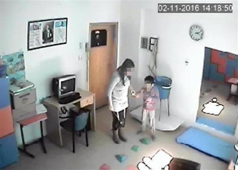 Otizmli öğrenciye öğretmen şiddeti kamerada