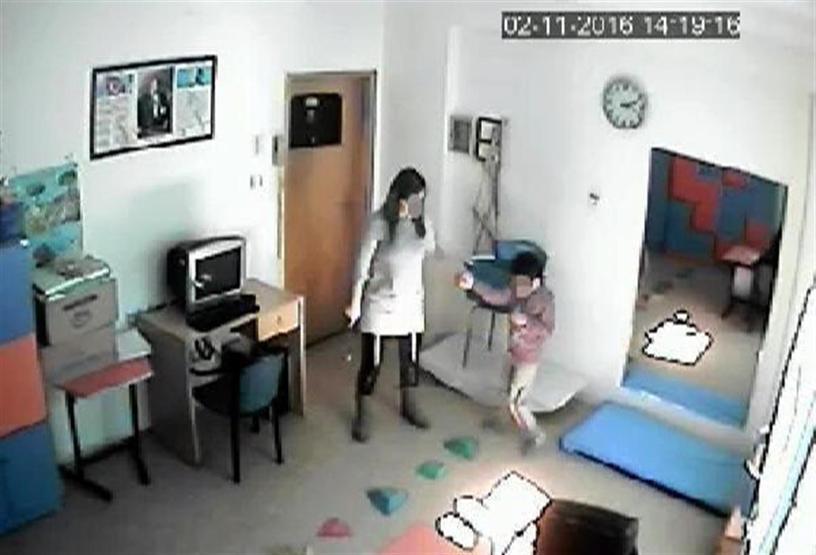 Otizmli öğrenciye öğretmen şiddeti kamerada