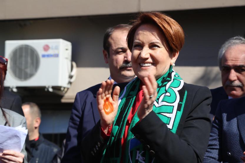 Ülkücüler Meral Akşenerin İzmitteki toplantısını bastı
