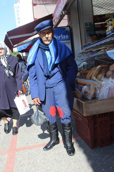 Günümüz kıyafetlerine kızdı sandıktan eskileri çıkardı