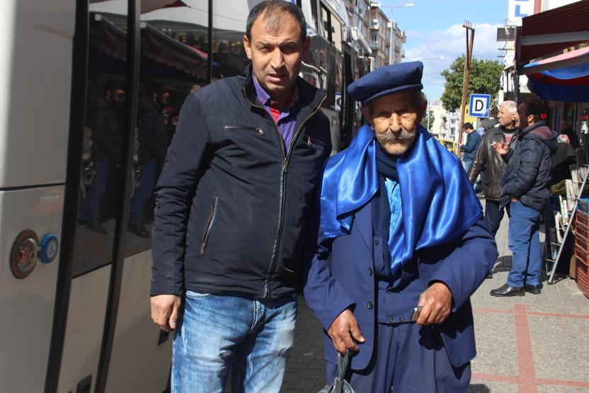 Günümüz kıyafetlerine kızdı sandıktan eskileri çıkardı