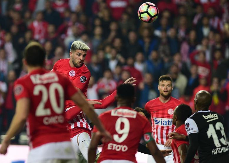 Aboubakara hatalı kırmızı kart / Köşelerde Antalyaspor-Beşiktaş maçı